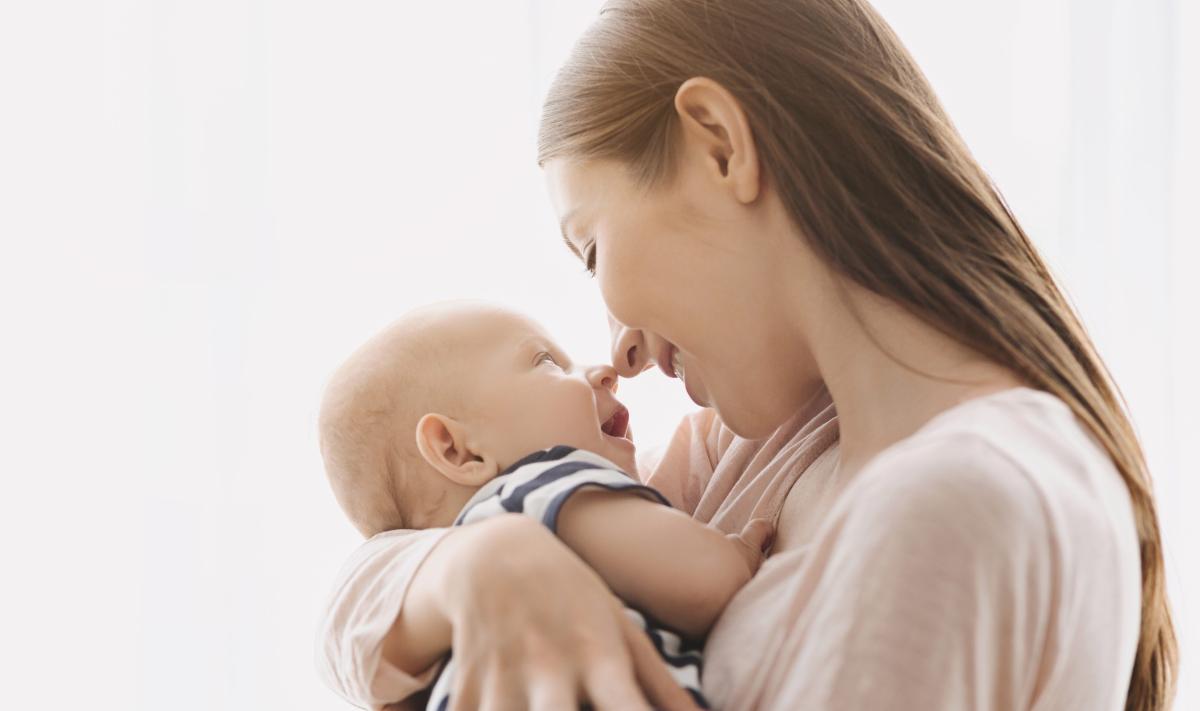 Почему новорожденный ребенок часто чихает? Беспокоит ли это родителей?