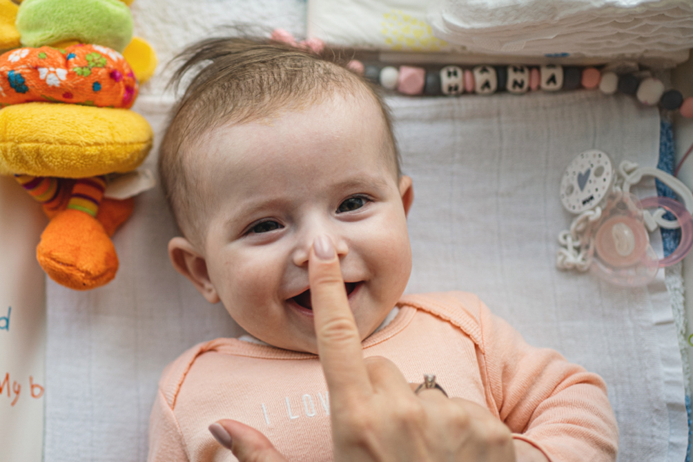 Ребенок год хрюкает носом. Ребенок стал постоянно шмыгать носом. Ребенок постоянно шмыгает сухим носом. Новорожденных греют носик. Корочки под носом у новорожденного.